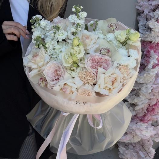 Авторский букет с розой, маттиолой, орхидеей