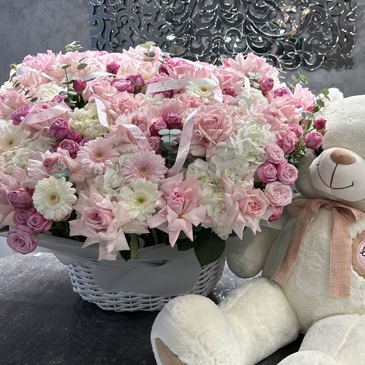Авторская корзина из роз, гортензий и гермини