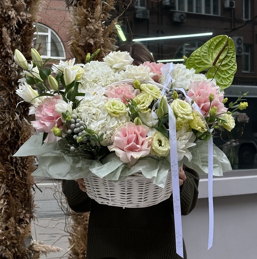 Цветочная корзина из гортензий, антуриума и роз