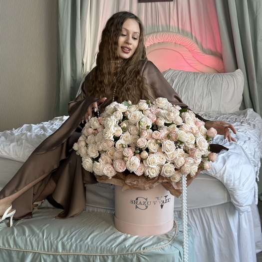 Бокс из 51 кустовой пионовидной розы