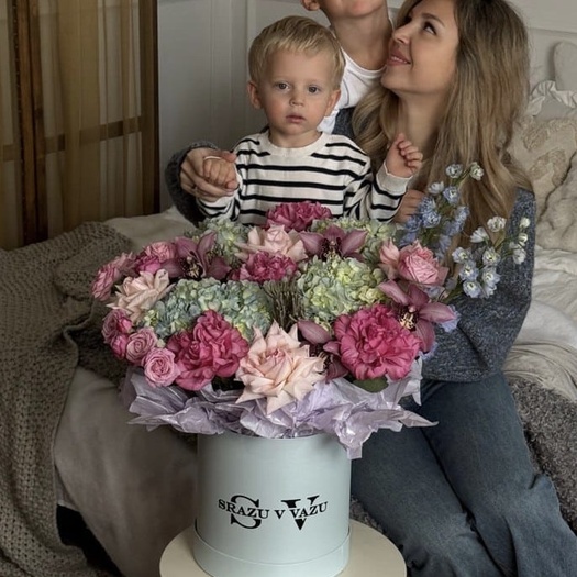 Авторская композиция из гортензий и экзотики