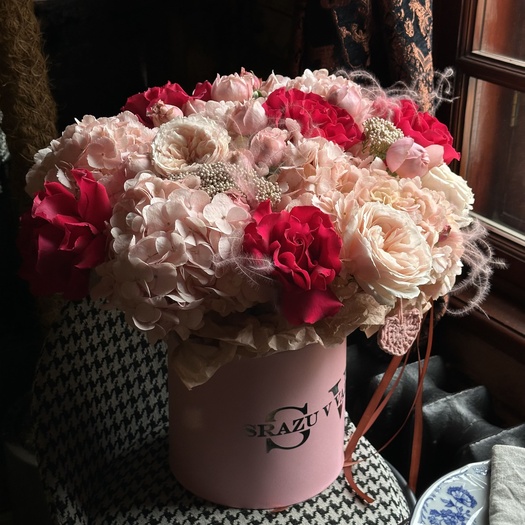 Авторская композиция из роз, гортензий и ковыли