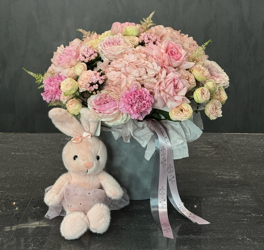 Авторская композиция с гортензией и астильбой