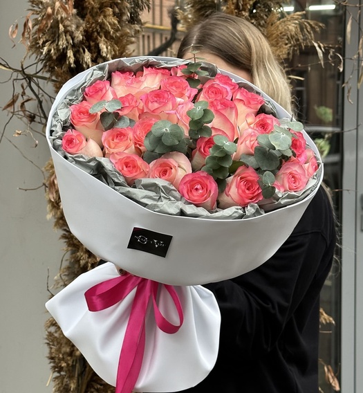 Букет из роз Армения с эвкалиптом 29шт