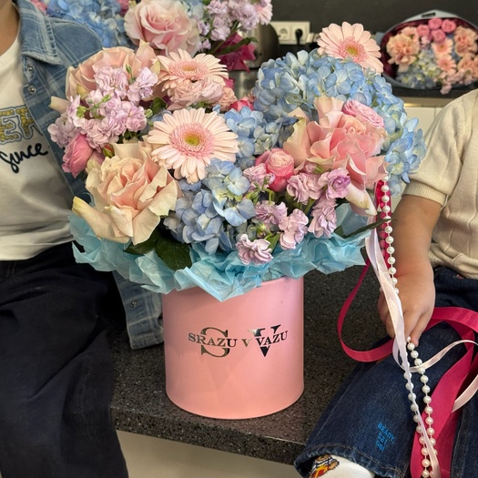 Авторская композиция с голубой гортензией, гермини, розой