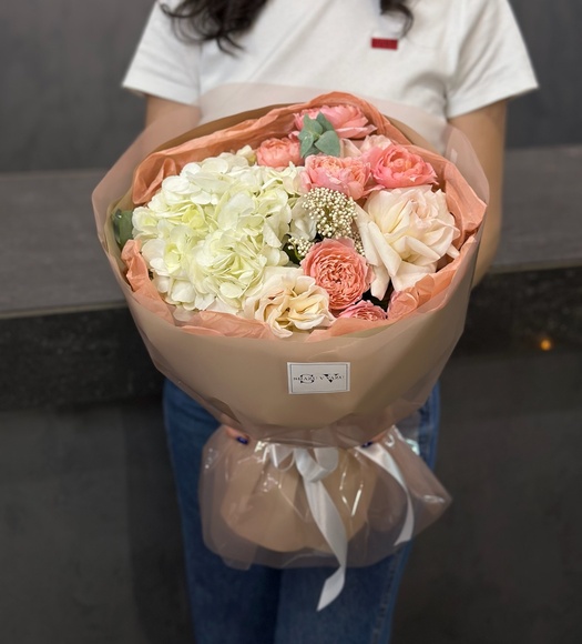 Авторский букет с розами и гортензией