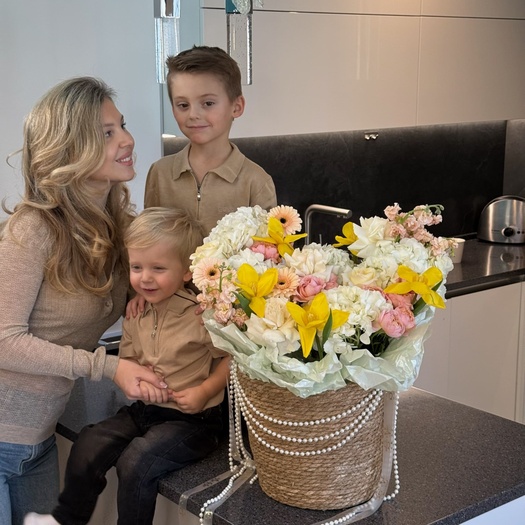 Авторская композиция в джуте с желтыми тюльпанами