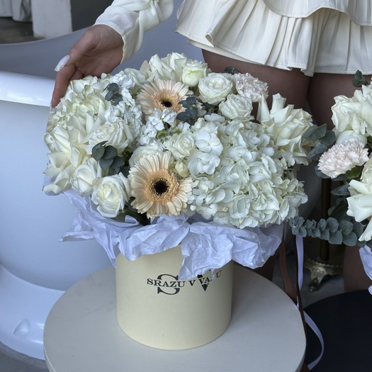 Авторская композиция из гортензии, роз, гермини