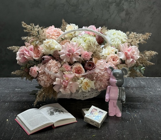 Корзина цветов с розами, протеей и гортензией