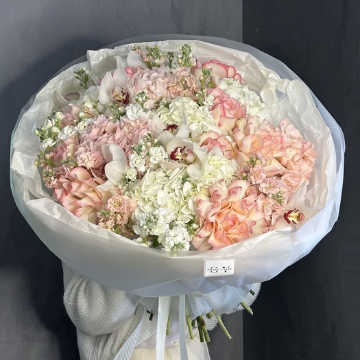 Авторский букет с гортензией, розами и маттиолой