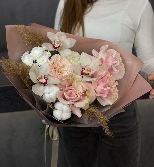 Авторский букет с розами, хлопком и орхидеей