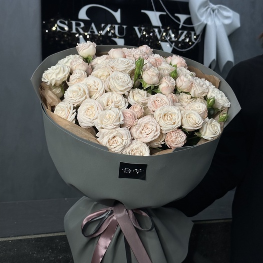 Букет из кремовых кустовых роз 15шт