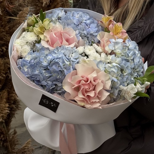 Авторский букет из гортензии, роз и сантини