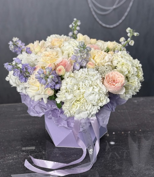 Авторская композиция с дельфиниумом