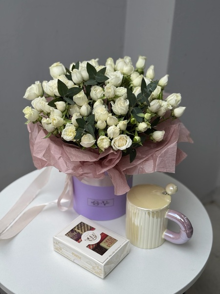 Композиция из кустовых роз 13 шт