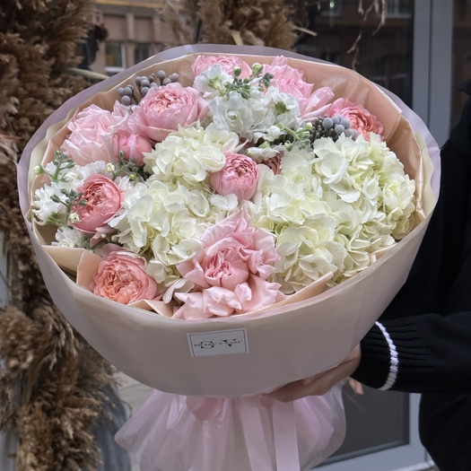 Авторский букет с гортензией, брунией и розами