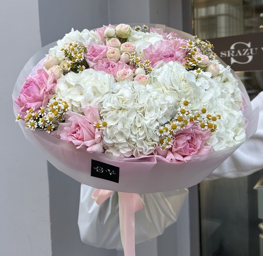 Авторский букет с гортензией, ромашками и розами