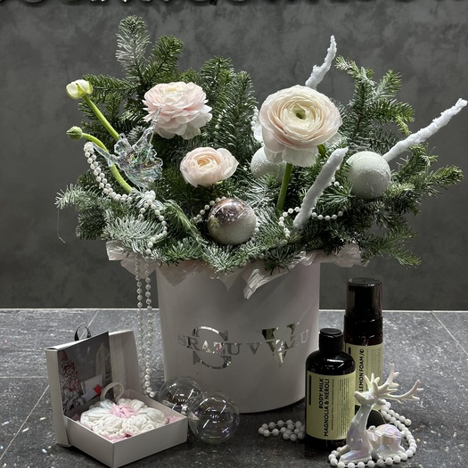 Новогодняя композиция с ранункулюсом