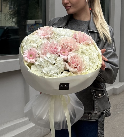 Авторский букет из гортензий и французских роз