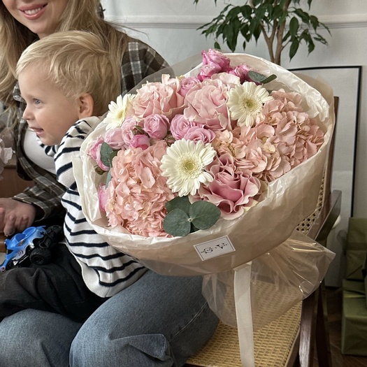 Авторский букет с гортензией, розой, эвкалиптом