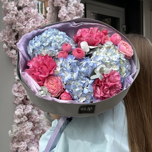 Авторский букет с голубой гортензией, розами, эвкалиптом