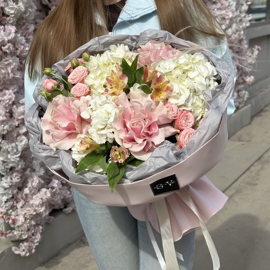 Авторский букет с гортензией, альстромерией, розами