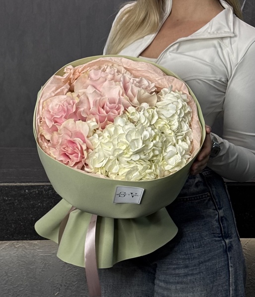 Авторский букет с гортензией и розами «PINK MONDIAL»