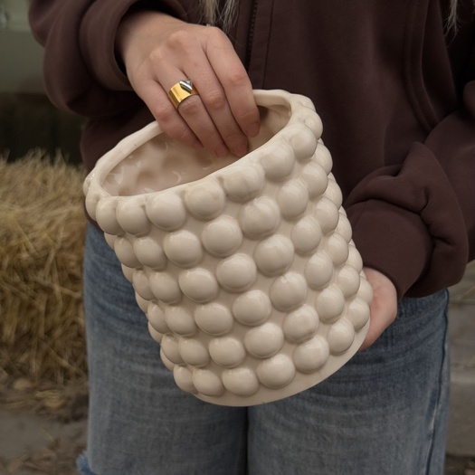 Керамическая ваза с узорами