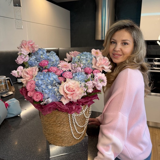 Авторская композиция в джуте с гортензией, розой, гермини