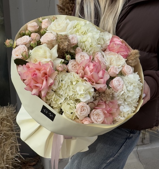 Авторский осенний букет с гортензией и пампасами