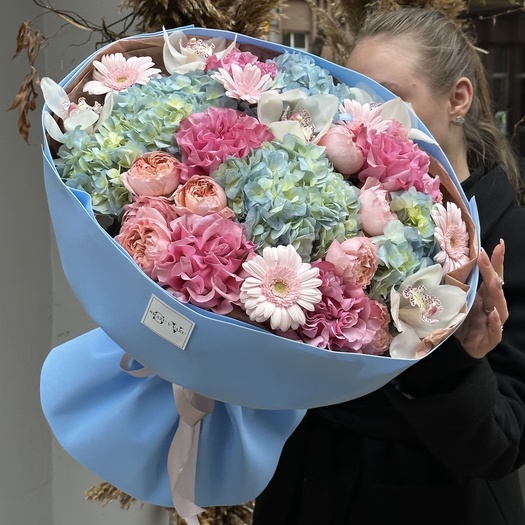 Авторский букет с гортензией, розами и орхидеей