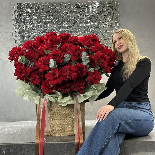 Корзина из французских роз «EXPLORER» 75шт