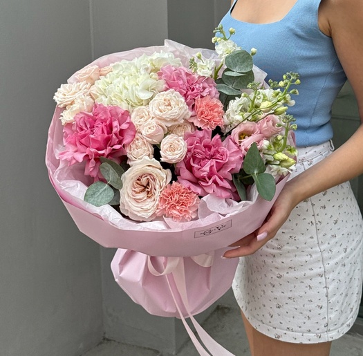 Авторский букет с гортензией, розами и эустомой