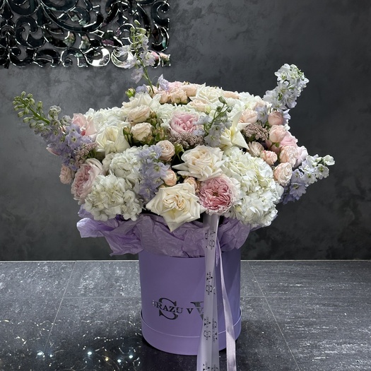 Авторская композиция с дельфиниумом и розами