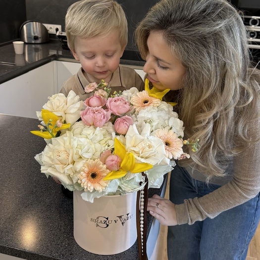 Авторская композиция с желтыми тюльпанами, гермини и розой