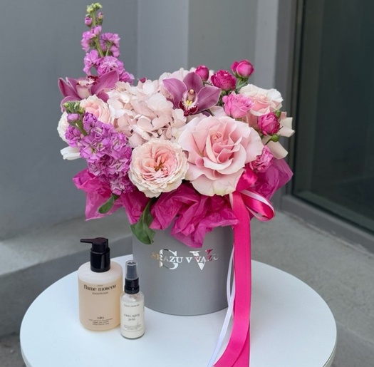 Авторская композиция с яркой маттиолой