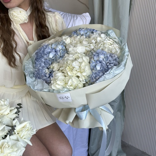 Букет из белых и голубых гортензий 7шт