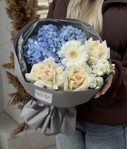 Авторский букет с гортензией, розами и гермини
