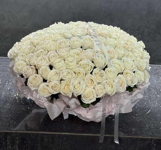 Корзина из роз сорта «PLAYA BLANCA» 101шт