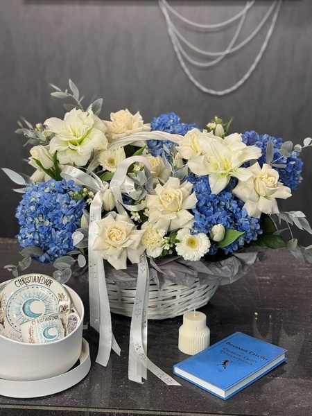 Корзина цветов с гортензиями и белыми розами
