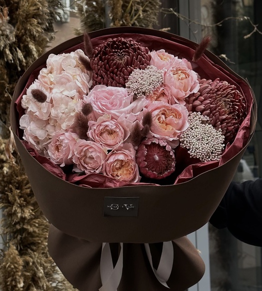 Авторский букет из гортензий, бигуди и роз