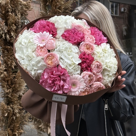 Авторский букет с розами, гортензией и гермини