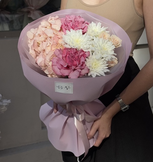 Авторский букет с розами, гортензией и хризантемой