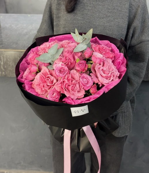 Авторский букет с розами и эвкалиптом