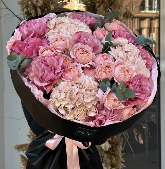 Авторский букет из пионовидных роз с эвкалиптом