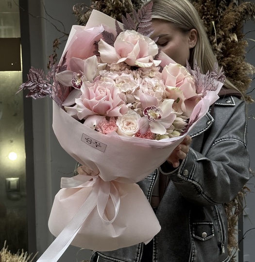 Авторский букет с орхидеей, розой и сухоцветами