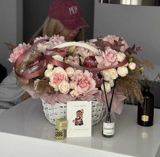 Корзина цветов с розами и экзотикой