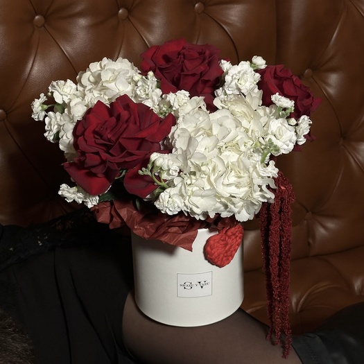 Авторская композиция из гортензии, маттиолы и роз