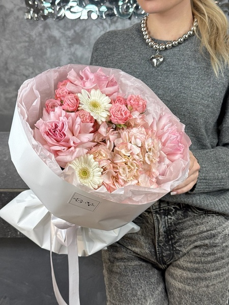 Авторский букет с кустовыми розами, гортензией и гермини