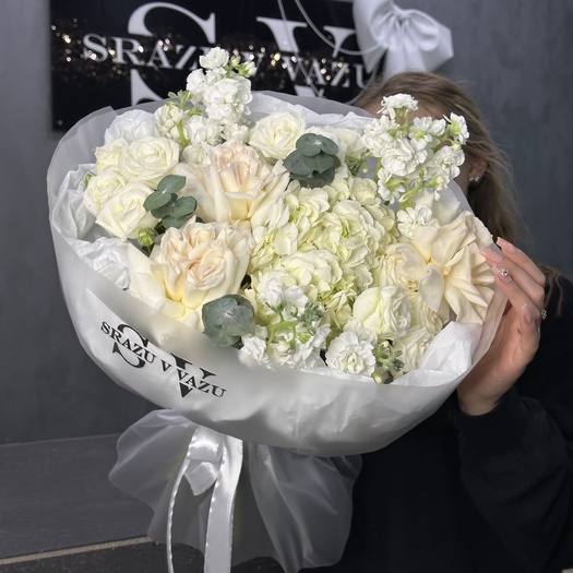 Авторский букет с гортензией, маттиолой и розами